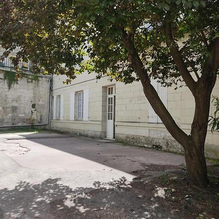 Appartement Avec Parking Prive Saumur Bagian luar foto